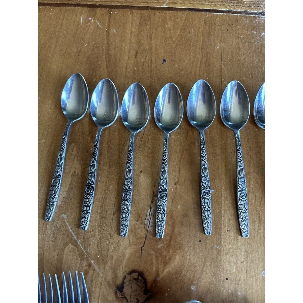 EKCO Eterna Las Palmas Textured Floral 44 Pieces MCM Stainless Flatware